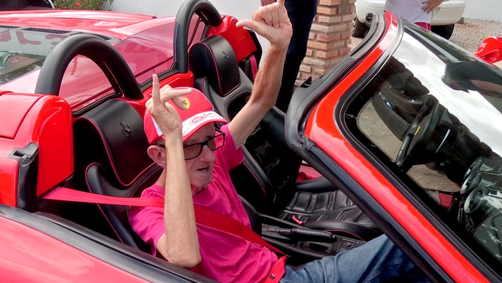 Ele demonstrou entusiasmo durante as voltas que deu na Ferrari, em Fortaleza.  — Foto: Reprodução/TV Verdes Mares