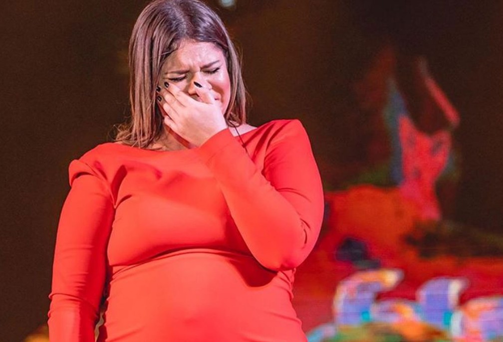 Marília Mendonça chora no palco antes de falar de pausa na carreira para se dedicar à maternidade — Foto: Divulgação/Instagram da cantora