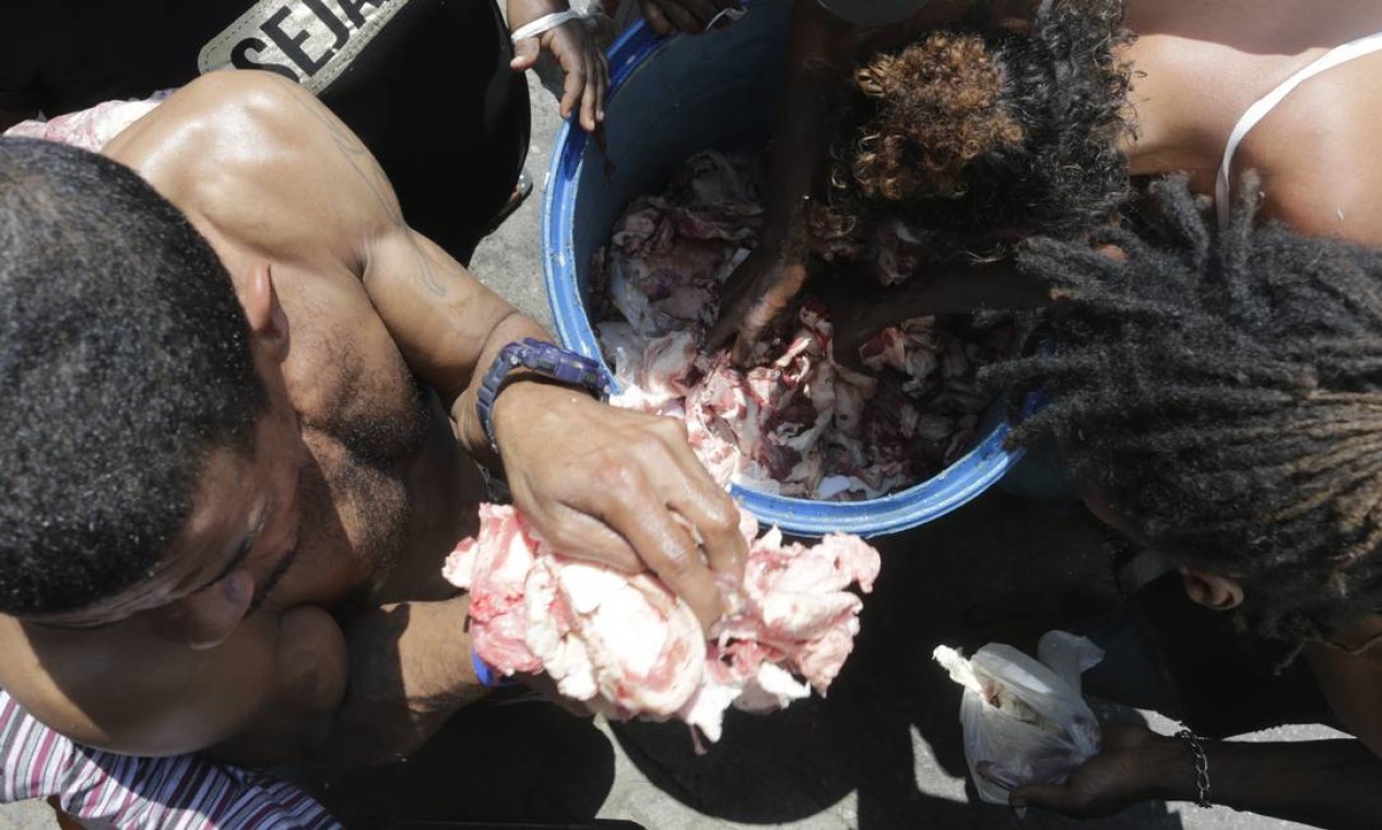 Pobreza extrema leva pessoas a garimpar restos. Fome foi acentuada no Brasil durante a pandemia de Covid-19. — Foto: Domingos Peixoto / Agência O Globo