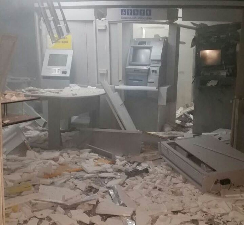 Estabelecimento ficou destruído após a ação dos criminosos na agência bancária de Passira (Foto: Reprodução/WhatsApp)