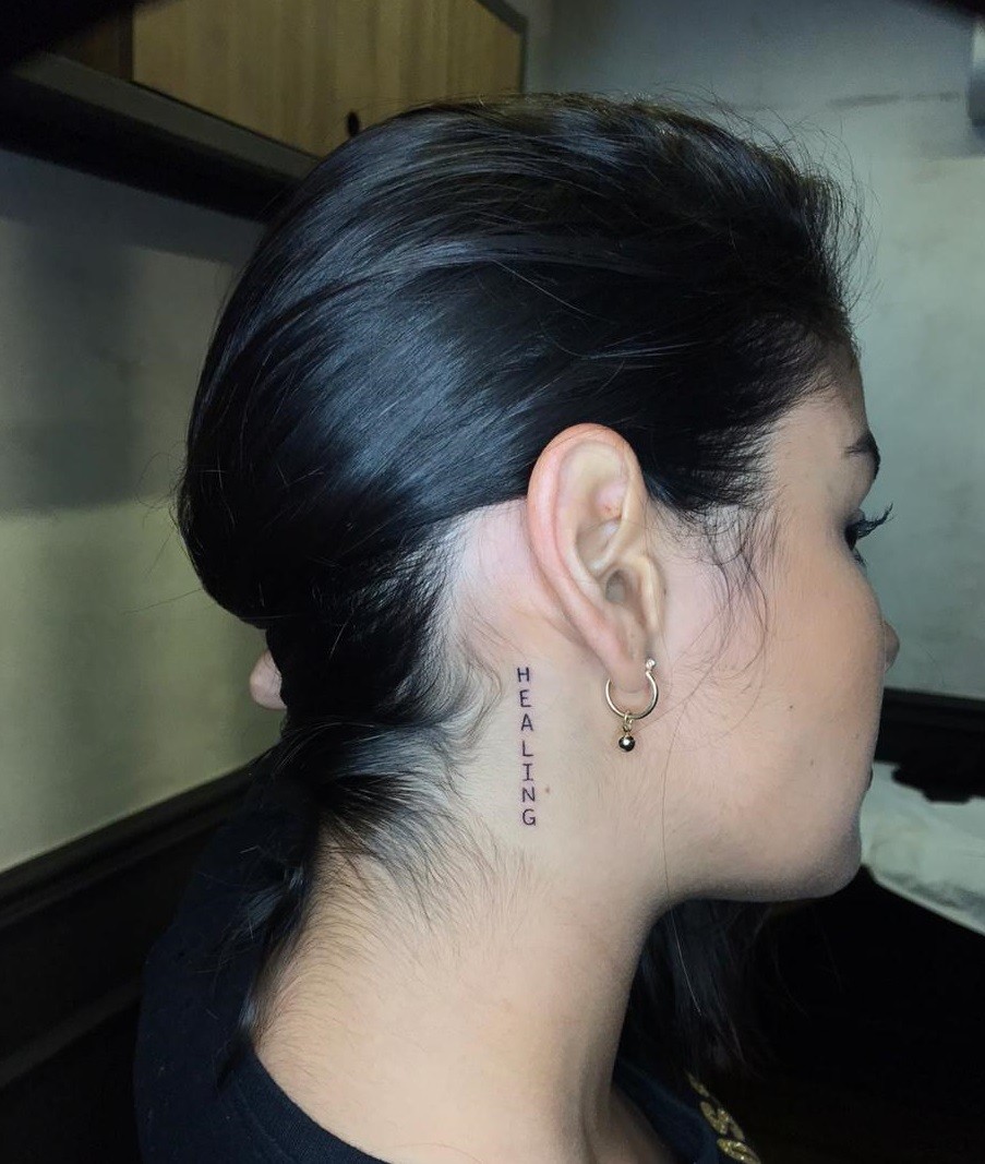 Ex-BBB Munik faz tatuagem no pescoço (Foto: Reprodução/ Instagram)