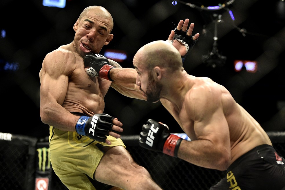 Marlon Moraes acerta um direto no rosto de José Aldo — Foto: Chris Unger/Getty Images