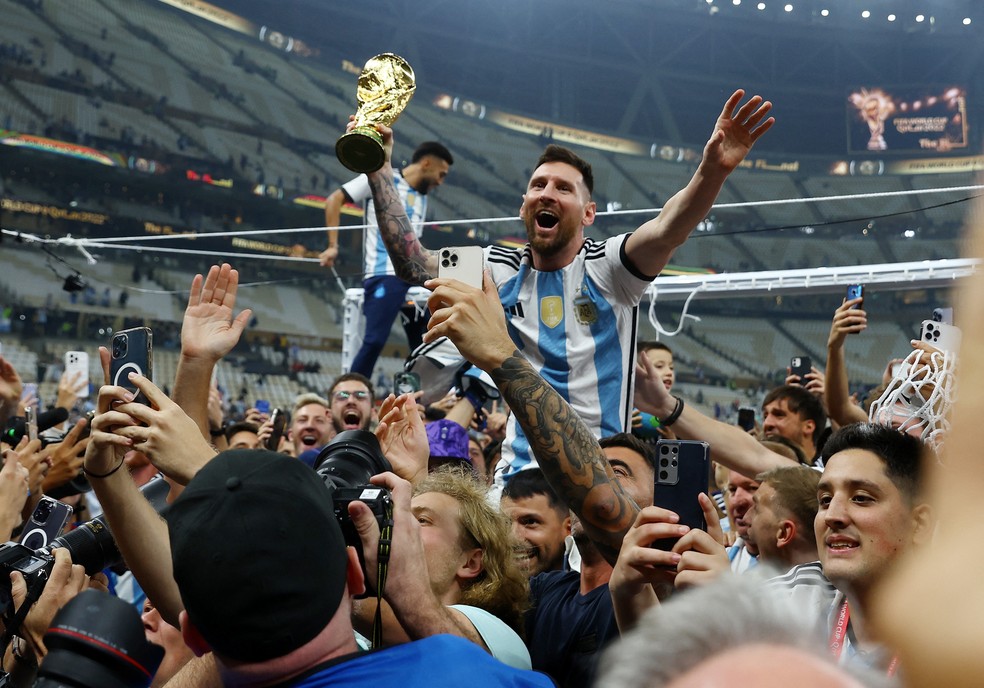 Lionel Messi, da Argentina, é carregado por torcedores com a taça da Copa do Mundo  — Foto: Hannah Mckay/Reuters