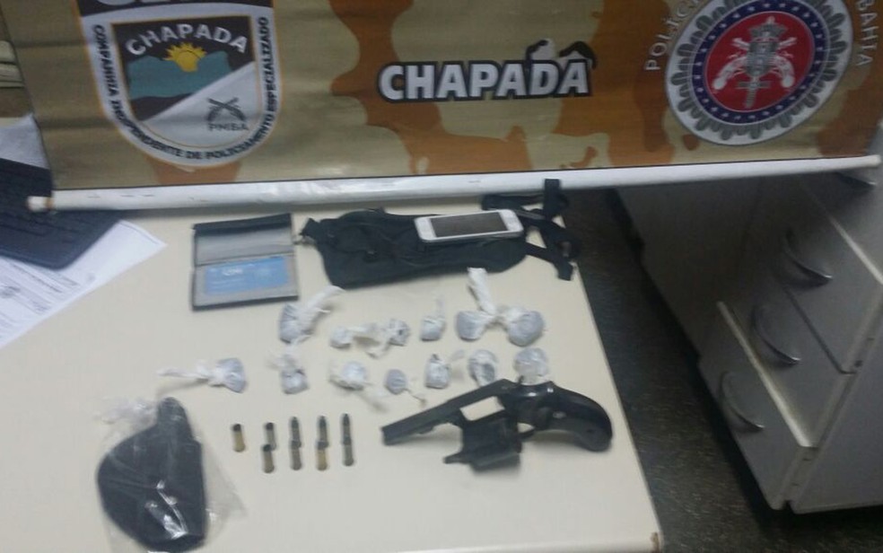 Foram apreendidas drogas e arma com suspeito que morreu (Foto: Divulgação/ SSP-BA)