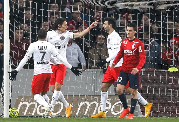 Cavani comemora gol do PSG contra o Lille (Foto: Agência AP )