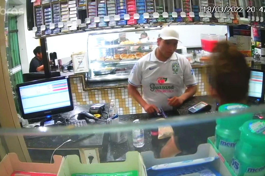 Homem armado assalta padaria sem ser notado por clientes em SP; VÍDEO