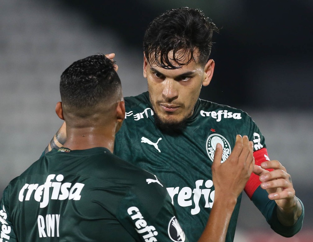 Gustavo G�mez e Rony comemoram o gol do Palmeiras no empate contra o Libertad � Foto: Cesar Greco/Ag. Palmeiras