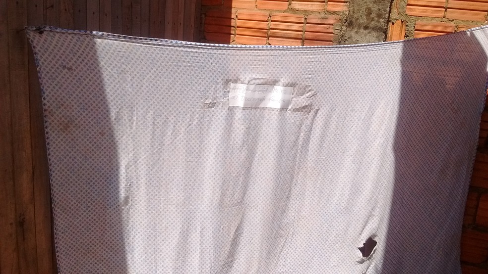 Lençol é utilizado como provador para mulheres trocarem de roupa (Foto: Aline Nascimento/G1)