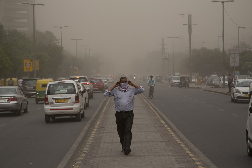 Foto do dia 2 de maio de 2018 mostra tempestade de areia prejudicando visibilidade em Nova DÃ©li, na Ãndia (Foto: AP Photo/Manish Swarup/File)