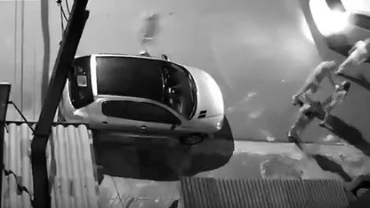 Câmera de segurança flagra roubo de celular em Várzea Paulista