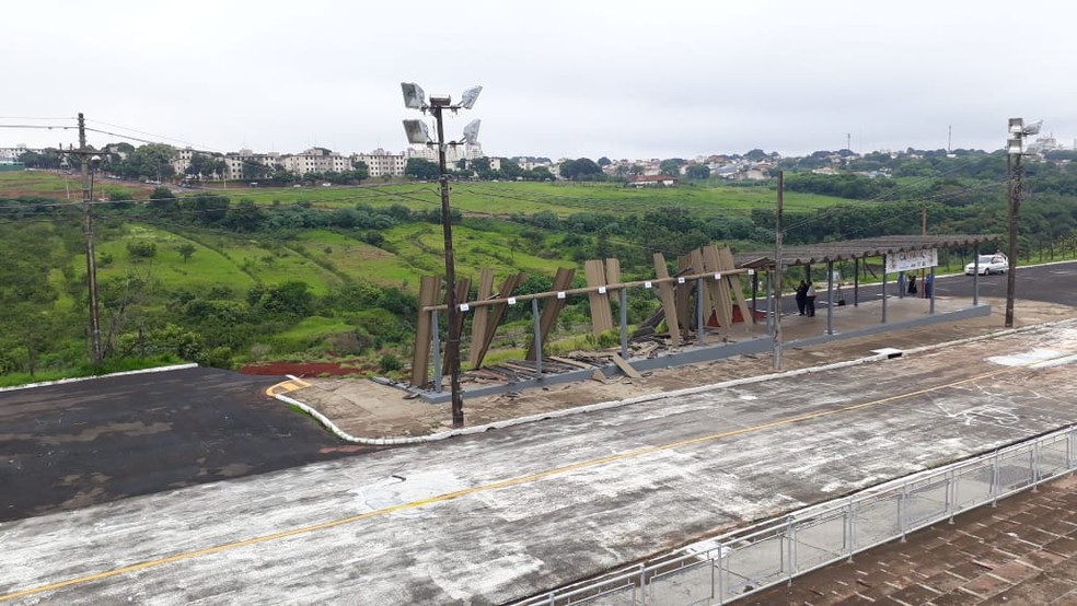 Material desceu cerca de 150 metros até o fundo do vale do Córrego da Água Comprida — Foto: Romeu Neto/TV TEM