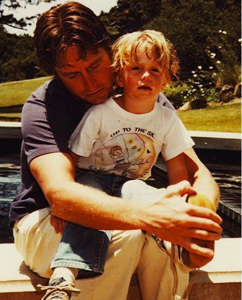 O ator Michael Douglas com o filho Cameron Douglas em uma foto antiga de família (Foto: Instagram)
