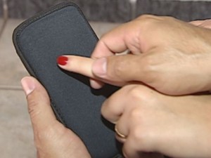 Marido escreve com o dedo de Vanessa para se comunicar (Foto: Reprodução / TV TEM)