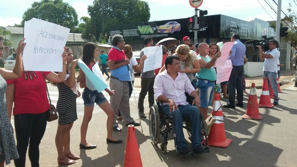 Deficientes fecharam o cruzamento da Rua Osmar Sabino com a Avenida Ceará, em Rio Branco, durante protesto contra mudança de prédio (Foto: Divulgação/Adev)