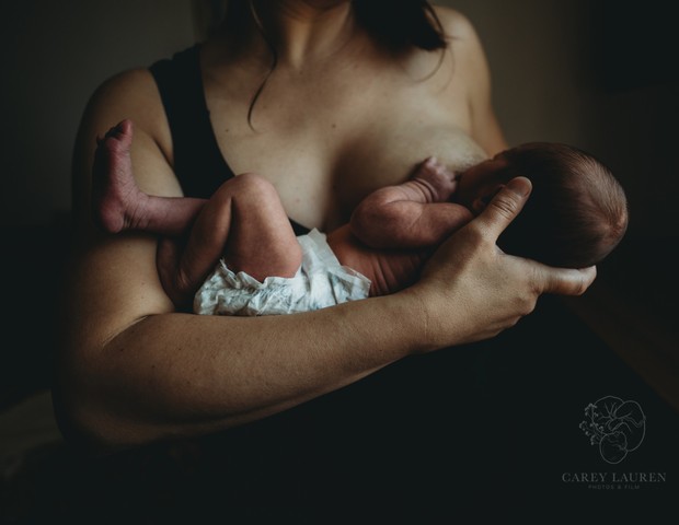  Carey Lauren, dos Estados Unidos, ganhou com uma foto de uma foto do bebê em suas primeiras 48 horas  (Foto:  Carey Lauren)