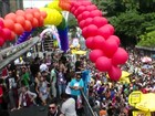 Com 17 trios elétricos, Parada Gay reúne multidão em São Paulo