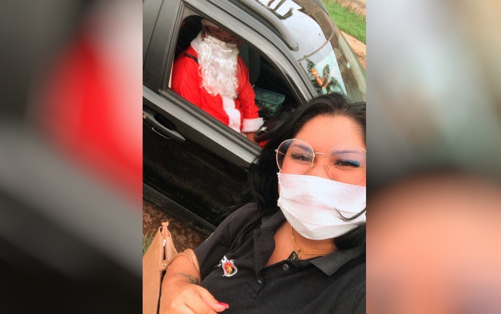 Adriele Silva Landi com o motorista de aplicativo vestido de Papai Noel após viagem, em Goiânia — Foto: Arquivo pessoal 