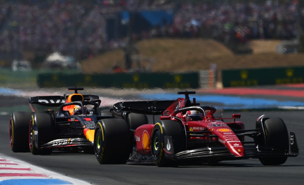 Leclerc e Verstappen após a largada do GP da França — Foto: Getty Images