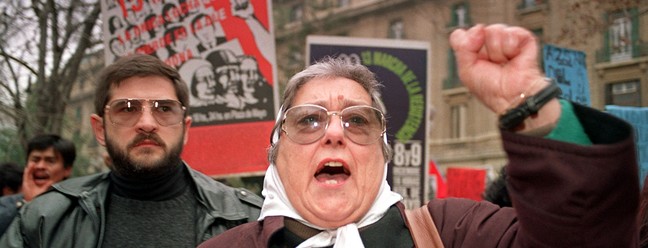 Hebe de Bonafini, em julho de 1998, durante protesto em frente à Catedral de Santiago em apoio aos presos políticos chilenos e para comemorar as marchas semanais de outras mães na Argentina. — Foto: Ginnette RIQUELME / AFP