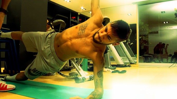 Neymar malhando em casa (Foto: Reprodução TV Globo)