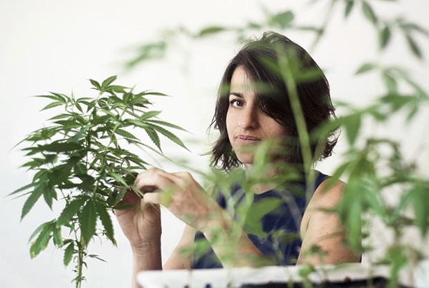 Margarete Brito, a primeira mãe do brasil a ter autorização judicial para plantar maconha em casa (Foto: Lucas Landau)