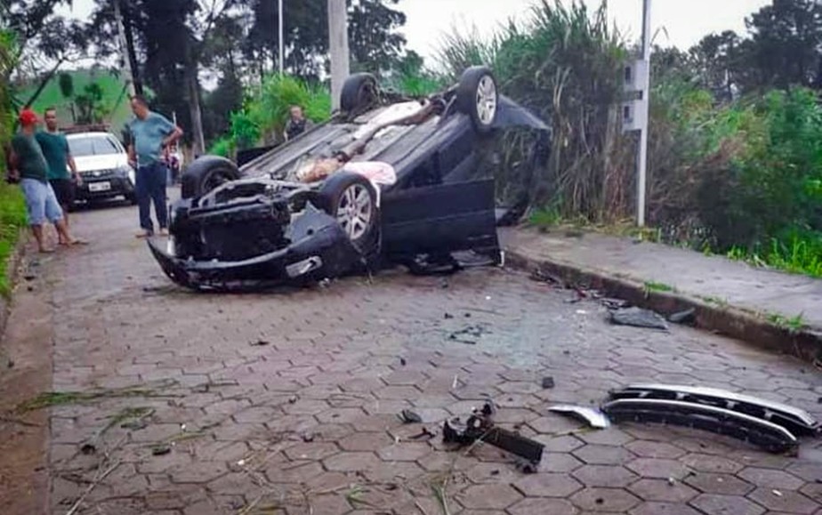 Casal morre aps carro cair de barranco e capotar na entrada de Itanhandu, MG