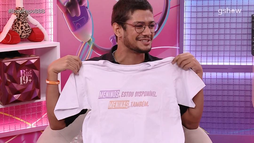 Gabriel Santana recebe blusa personalizada com sua frase no Presente do Eliminado 