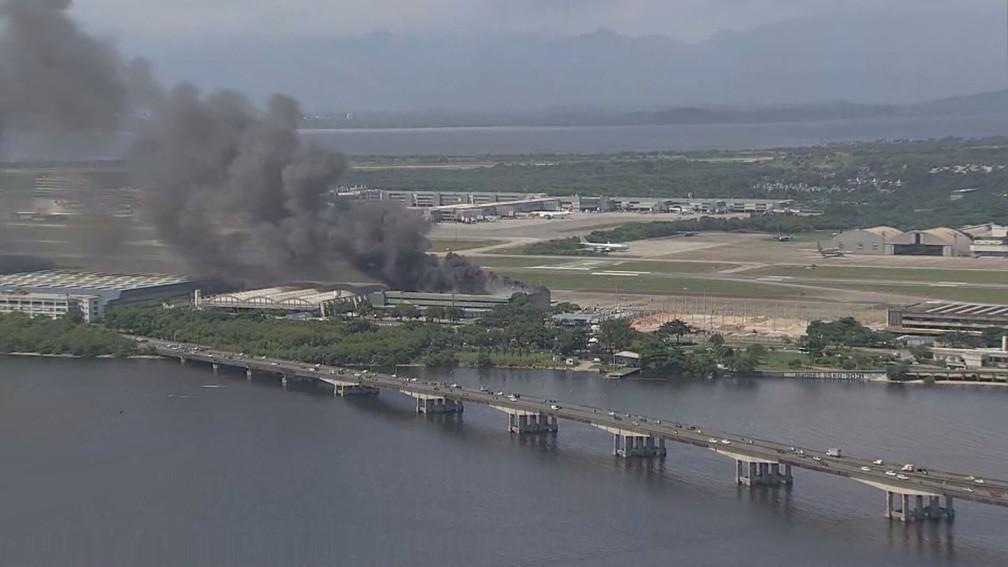 Incêndio atinge terminal de cargas do Galeão — Foto: Reprodução/Globocop
