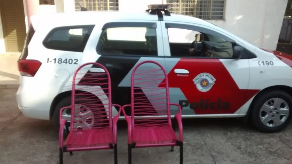 Cadeiras furtadas foram recuperadas e devolvidas à vítima — Foto: Polícia Militar 