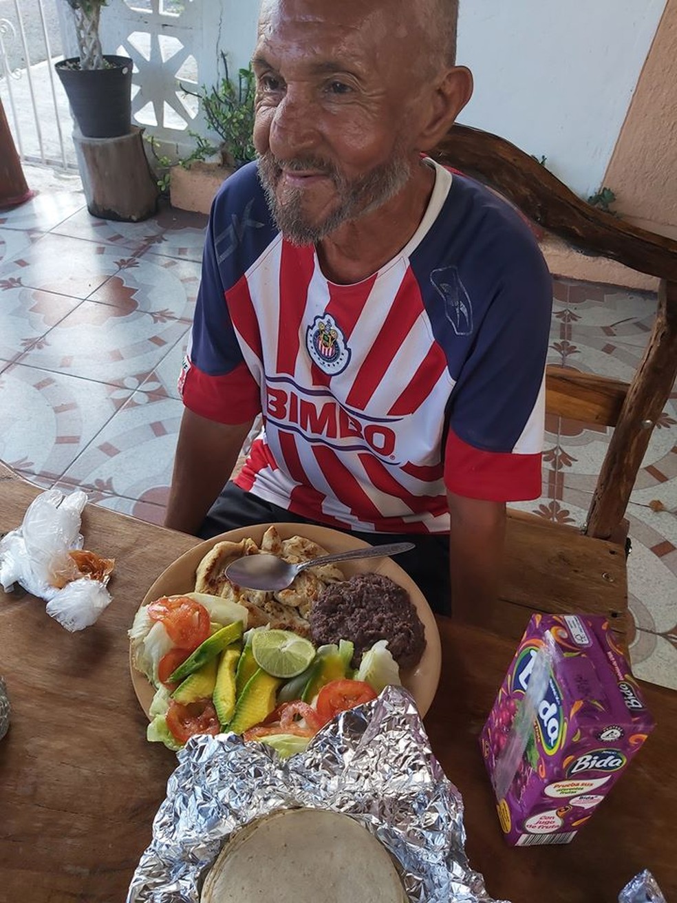 José Adán apreciando uma refeição digna após ser ajudado por moradores de Campeche — Foto: Reprodução/Facebook/Fabián González Alcocer