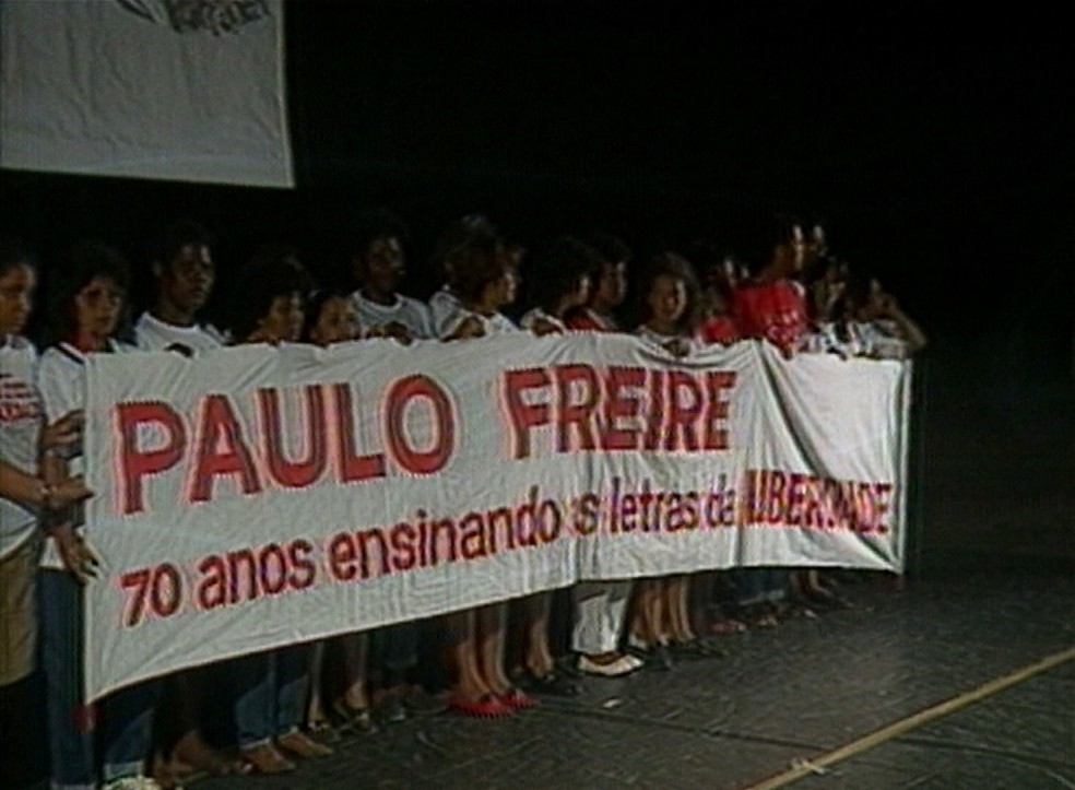 Faixa homenageia Paulo Freire durante evento no Teatro Guararapes, em Olinda — Foto: Acervo/TV Globo