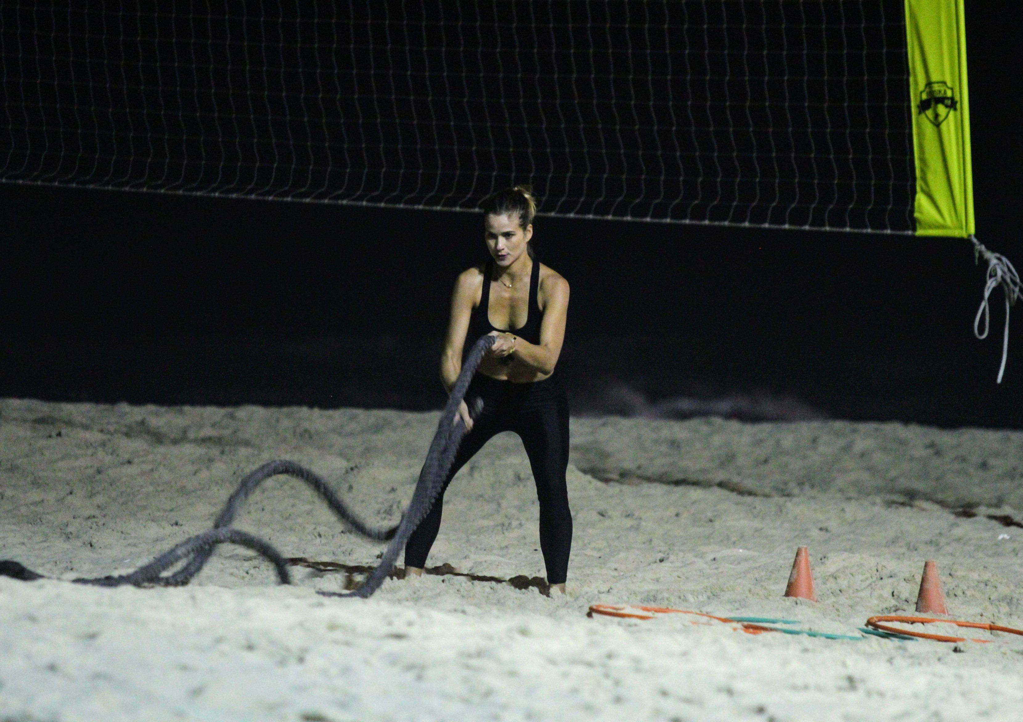 Luiza Valdetaro faz treino funcional noturno em praia carioca (Foto: Daniel Delmiro/AgNews)