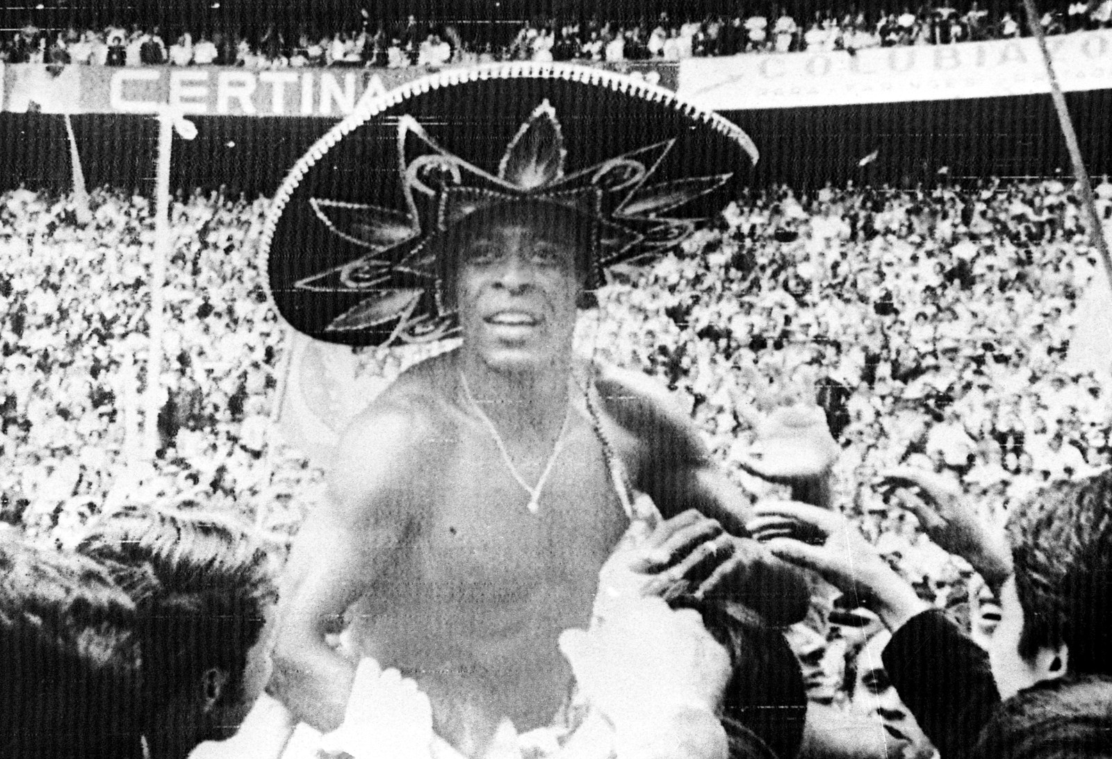 Pelé comemora a conquista do tricampeonato mundial, sendo carregado pela multidão e usando um sombreiro, depois de golear a Itália por 4 a 1 na Cidade do México — Foto: Arquivo