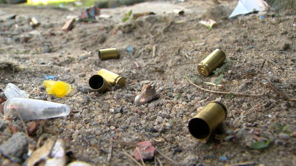 Resto de munição e pino de cocaína encontrado em local de ataque a tiros em Vila Velha, ES — Foto: Reprodução/TV Gazeta