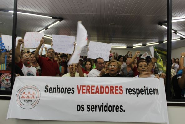 Manifestantes pedem fim de reformulação no sistema previdenciário (Foto: Honório Barbosa/Diário do Nordeste)