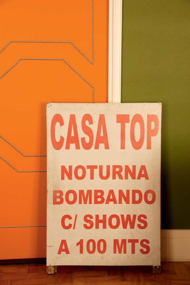 Ainda na sala, a placa de uma antiga casa de shows paulistana virou objeto de decoração (Foto: Romulo Fialdini)