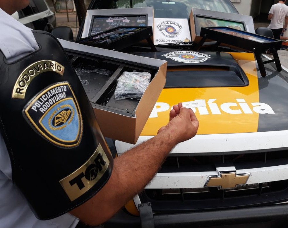 Cocaína líquida estava escondida em bandejas de madeira para café da manhã (Foto: Polícia Militar Rodoviária/Divulgação)