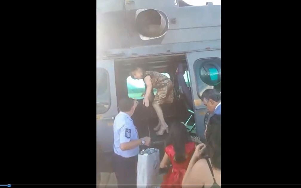 Em vídeo gravado por sobrinho de Bolsonaro, militares da FAB ajudam parentes do presidente a embarcar em helicóptero — Foto: Facebook/Reprodução