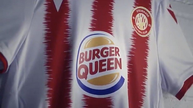 Camiseta do Stevenage FC, com patrocínio do Burger King (Foto: Reprodução / Twitter)