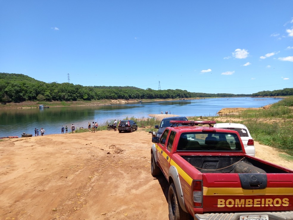 Bombeiros fazem buscas por família que desapareceu no Rio Grande — Foto: WA Drones Iturama/Arquivo Pessoal