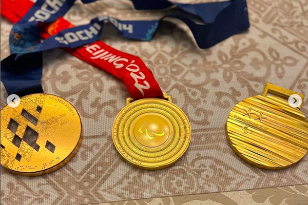 As três medalhas de ouro do tricampeão paralímpico Jen Lee (Foto: Instagram)