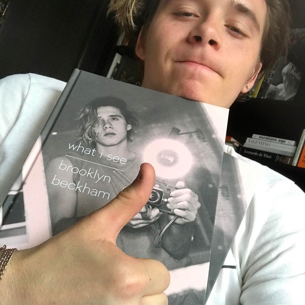 Orgulhoso, Brooklyn Beckham mostra seu livro de fotografias (Foto: reprodução/instagram)