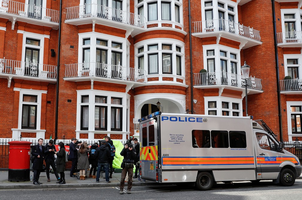 Van da polícia é vista do lado de fora da embaixada equatoriana depois que o fundador do WikiLeaks, Julian Assange, foi preso pela polícia britânica, em Londres, nesta quinta-feira (11)  — Foto: Peter Nicholls/ Reuters