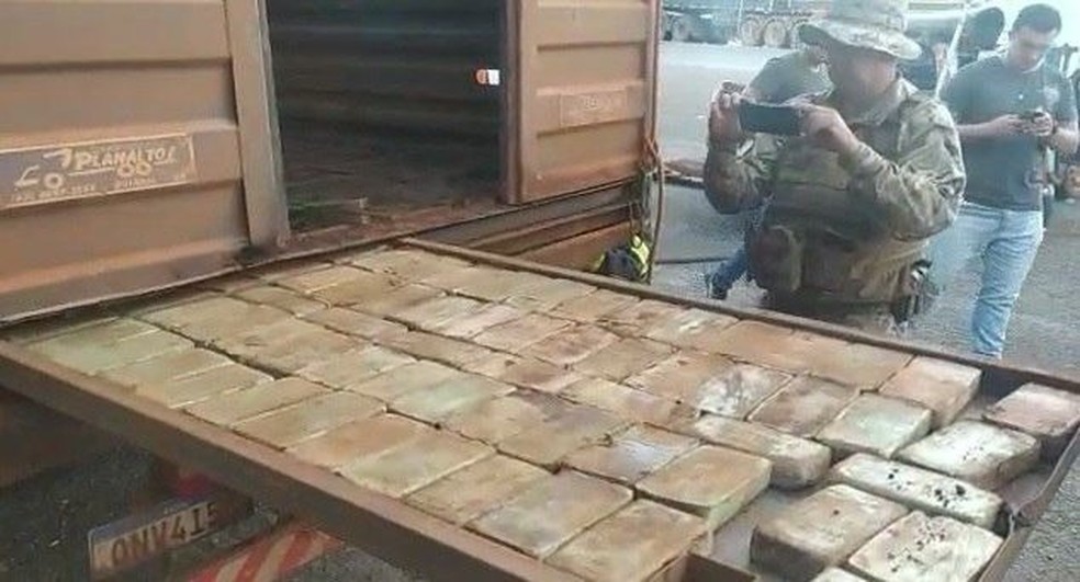 Suspeitos de integrarem grupo criminoso transportavam drogas em compartimentos escondidos em caminhões — Foto: Reprodução