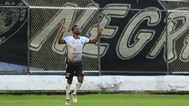 Dinda comemora o segundo gol do ASA