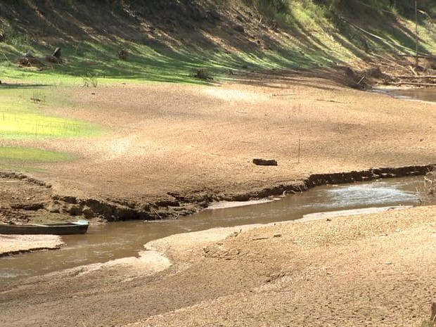 Situação do Rio Santa Maria da Vitória (Foto: Reprodução/ TV Gazeta)