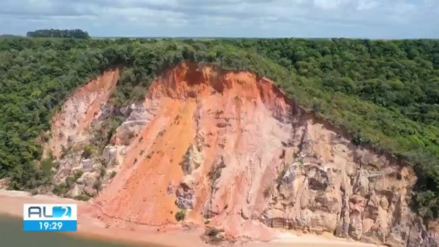 Trecho de falésias na Lagoa do Roteiro, litoral Sul de Alagoas, é interditado após deslizamento