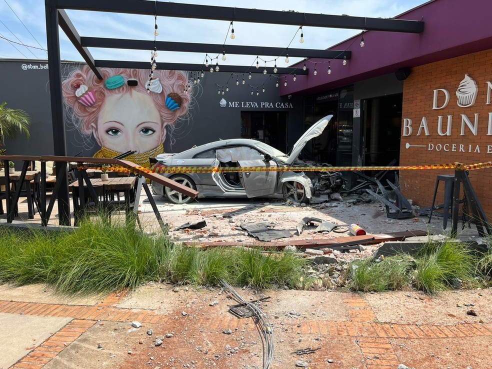 Carro de luxo invade doceria em avenida de Bauru — Foto: Gabriel Pelosi/TV TEM