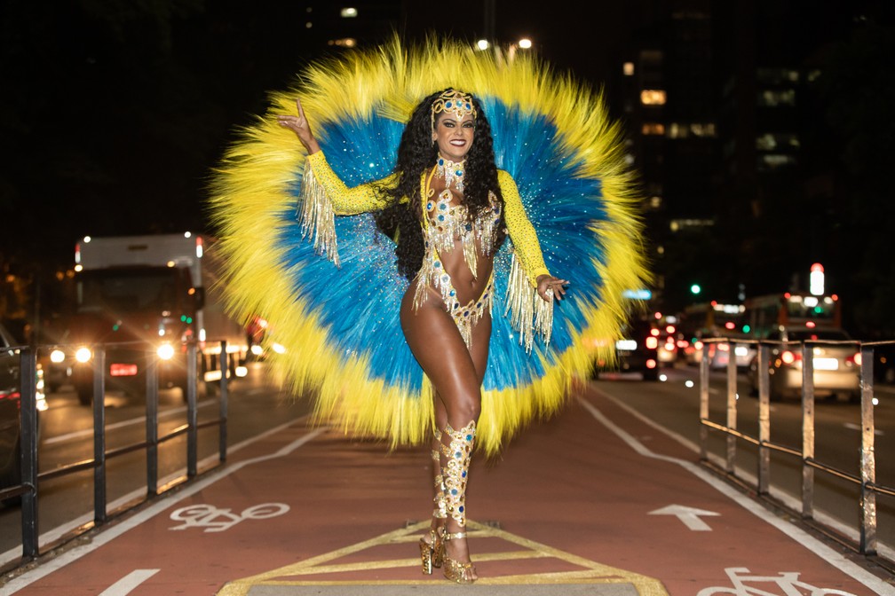 Vanessa Alves, a morena da corte da bateria da escola de samba &Atilde;guia de Ouro &acirc;?? Foto: Celso Tavares/G1