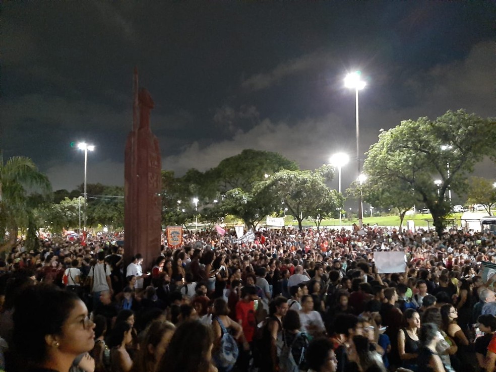 Manifestantes em frente à Assembleia Legislativa, em Vitória — Foto: Joyce Patrocínio/TV Gazeta